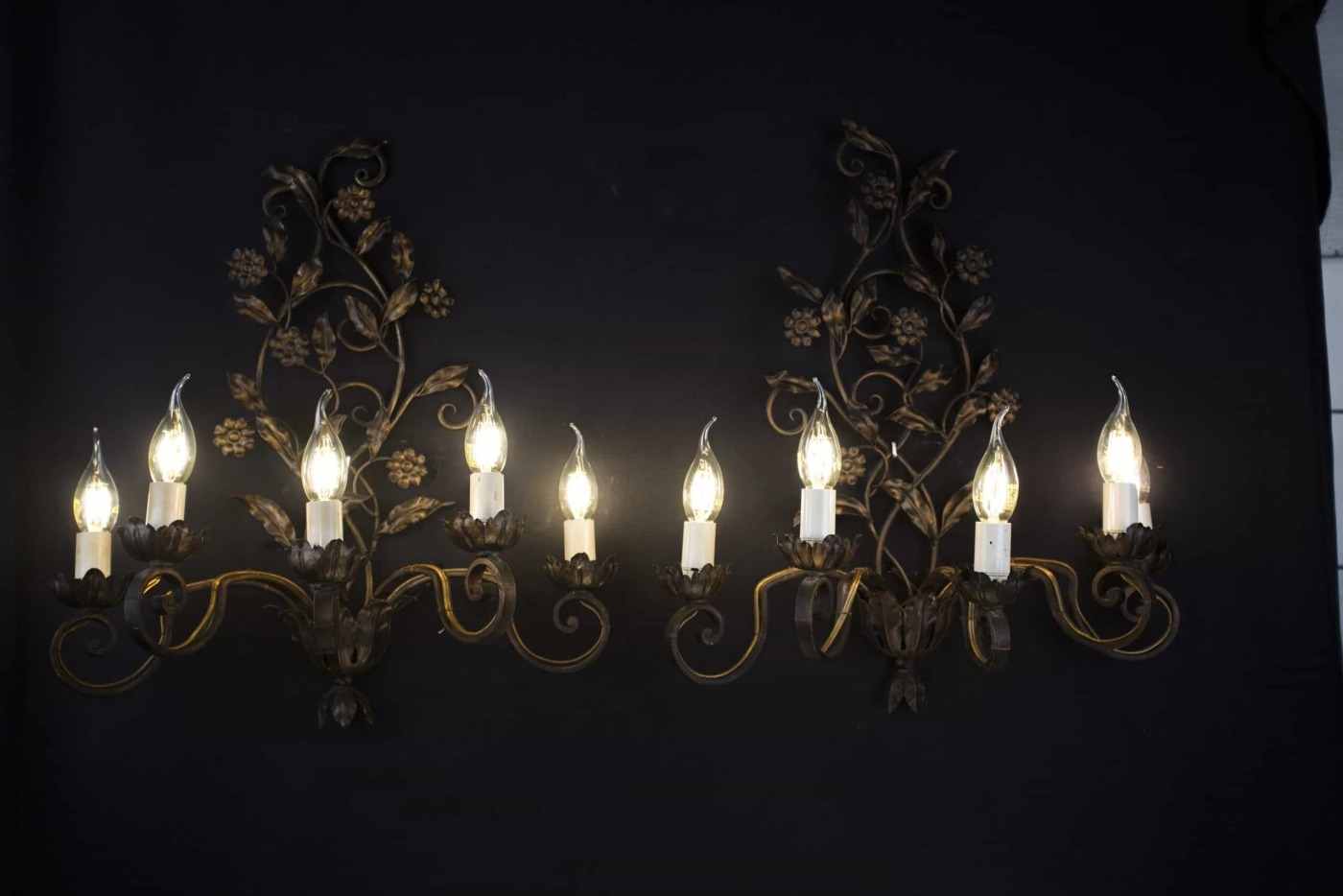 Párové nástěnné lampy s florálním zdobením