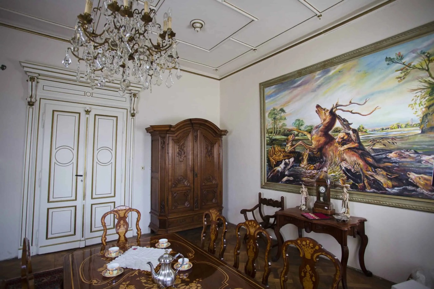 Zámecká dubová skříň z 19. století