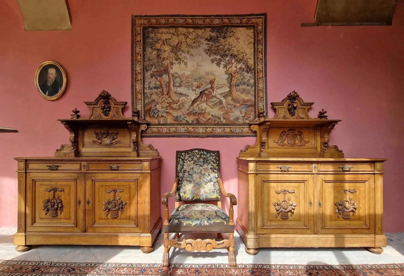 Párové neorenesanční komody s erby a nástavbou