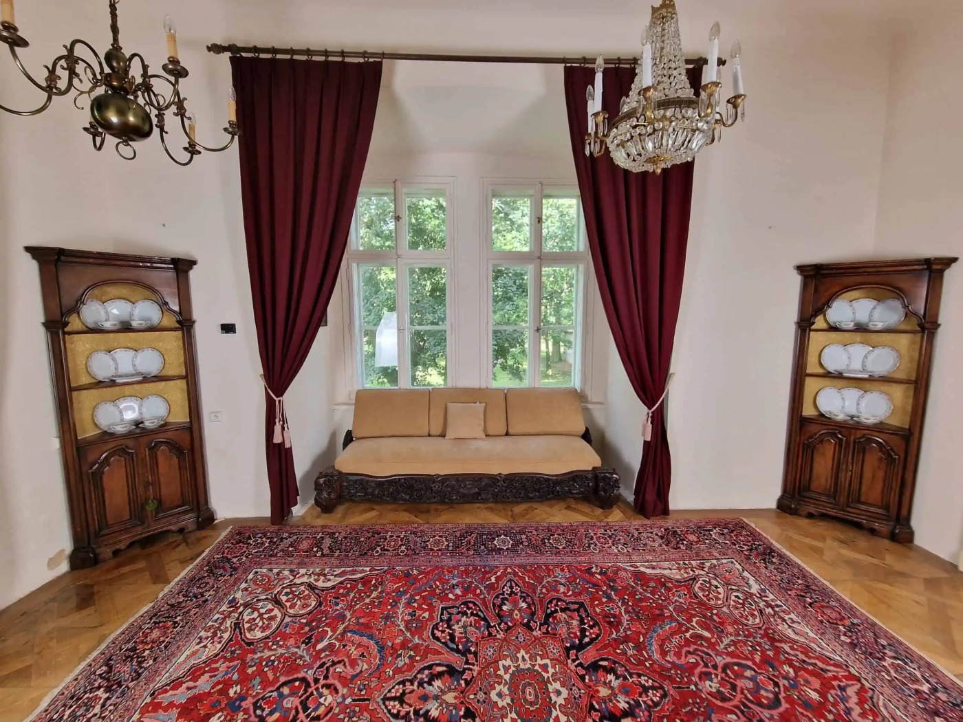 Párové rohové skříně starožitné