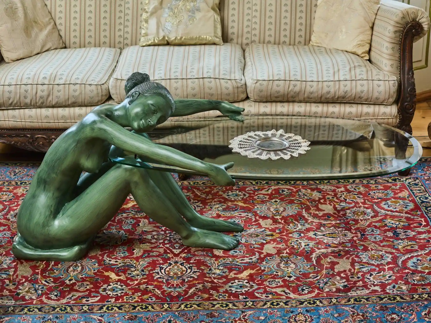 Konferenční stolek bronzová socha mladé ženy