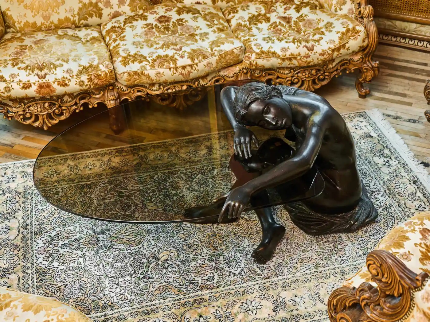 Konferenční stolek bronzová socha mladé ženy