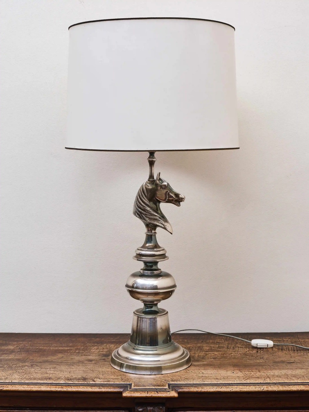 Stolní lampa s motivem koňské hlavy