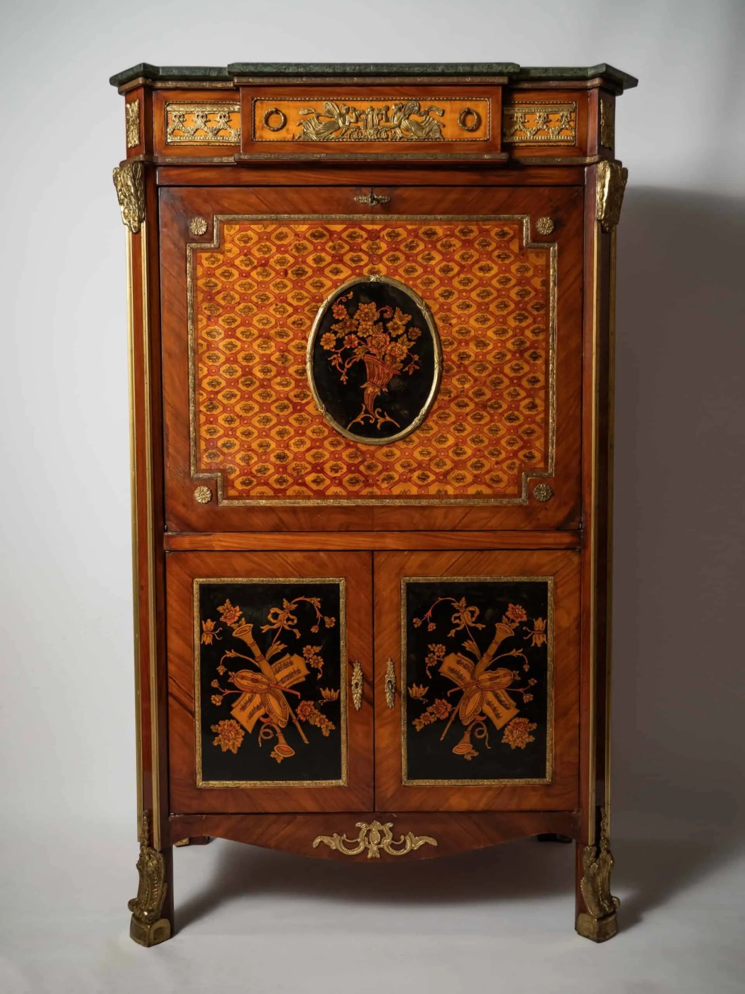 Bohatě zdobený neoklasicistní sekretář