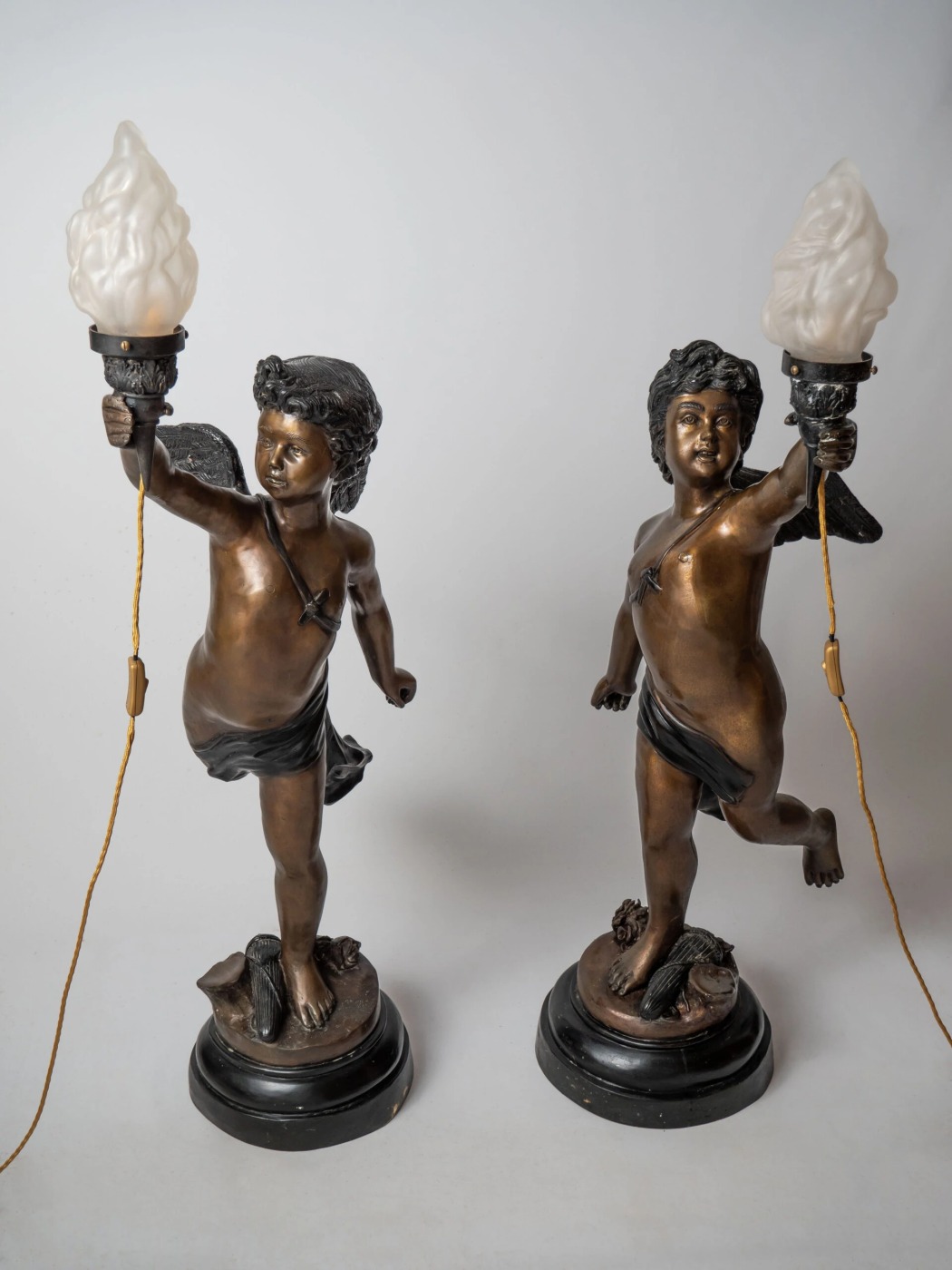 Velké bronzové sochy Amorů nesoucích pochodeň