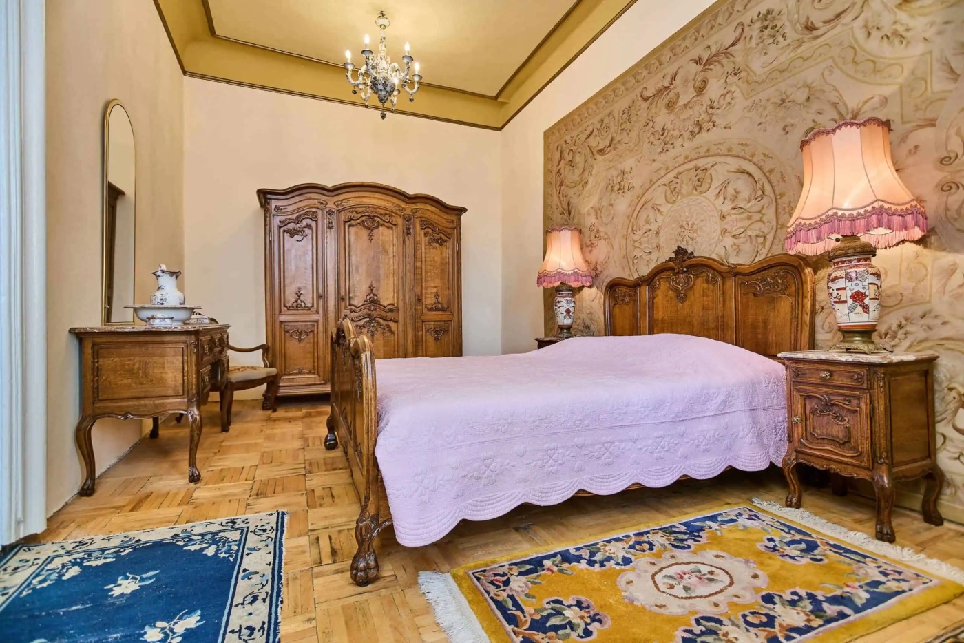 Bohatě řezbovaná starožitná ložnice. Masivní dub