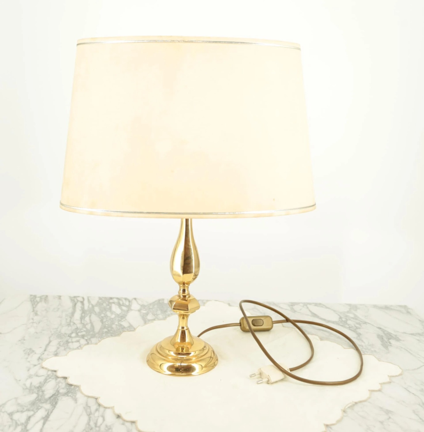 Mosazná lampička s látkovým stínidlem