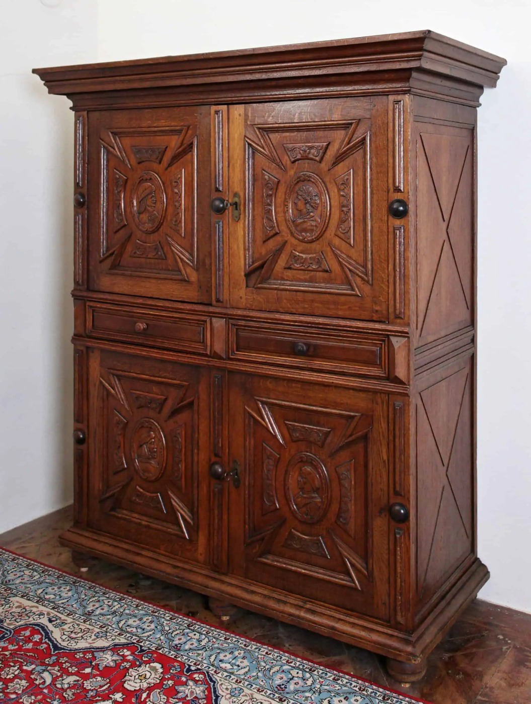 Neorenesanční dubová řezbovaná skříň