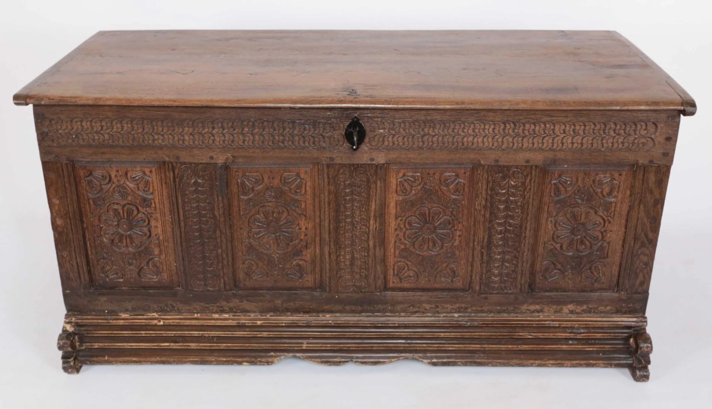 Starožitná dubová truhla z 18. století