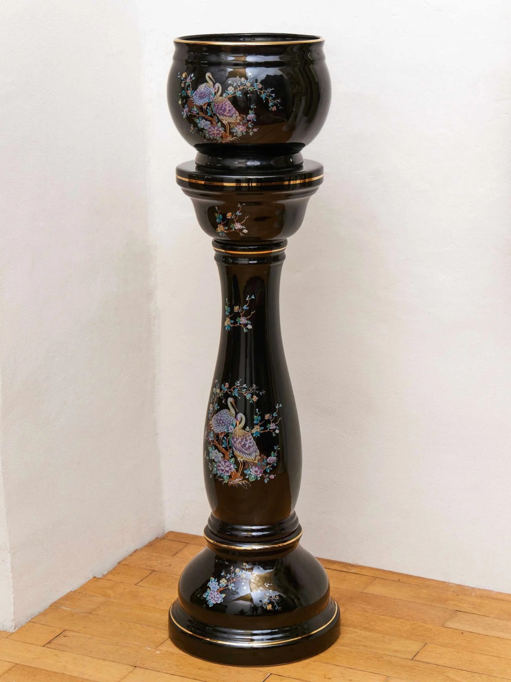 Porcelánový květináč na podstavci s dekorem pávů