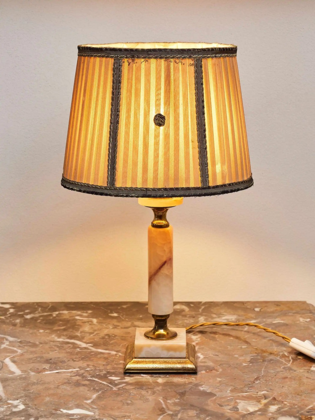 Starožitná stolní lampička z onyxu a mosazi