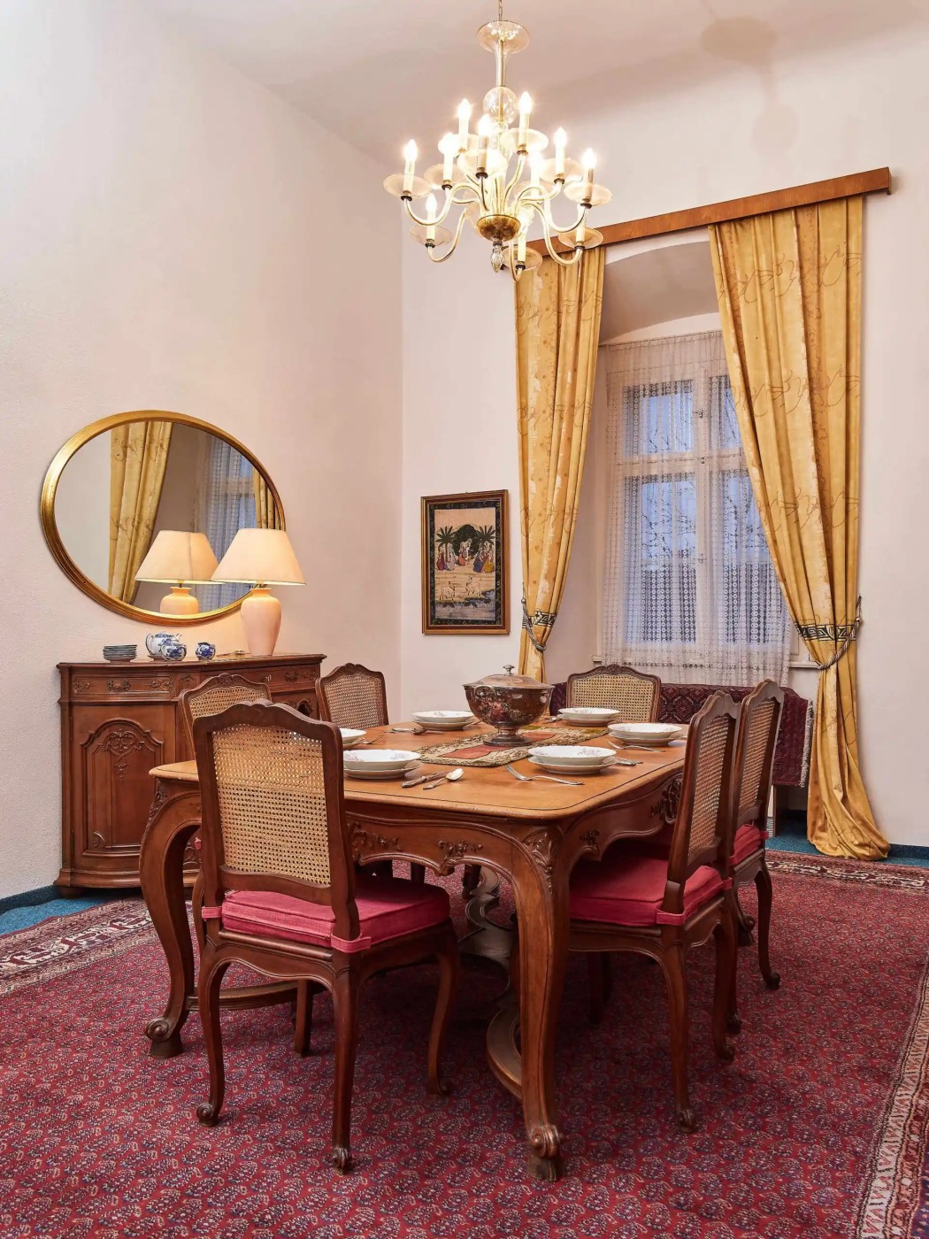 Luxusní starožitná vyřezávaná jídelna s velkým stolem – Reservé V.V.