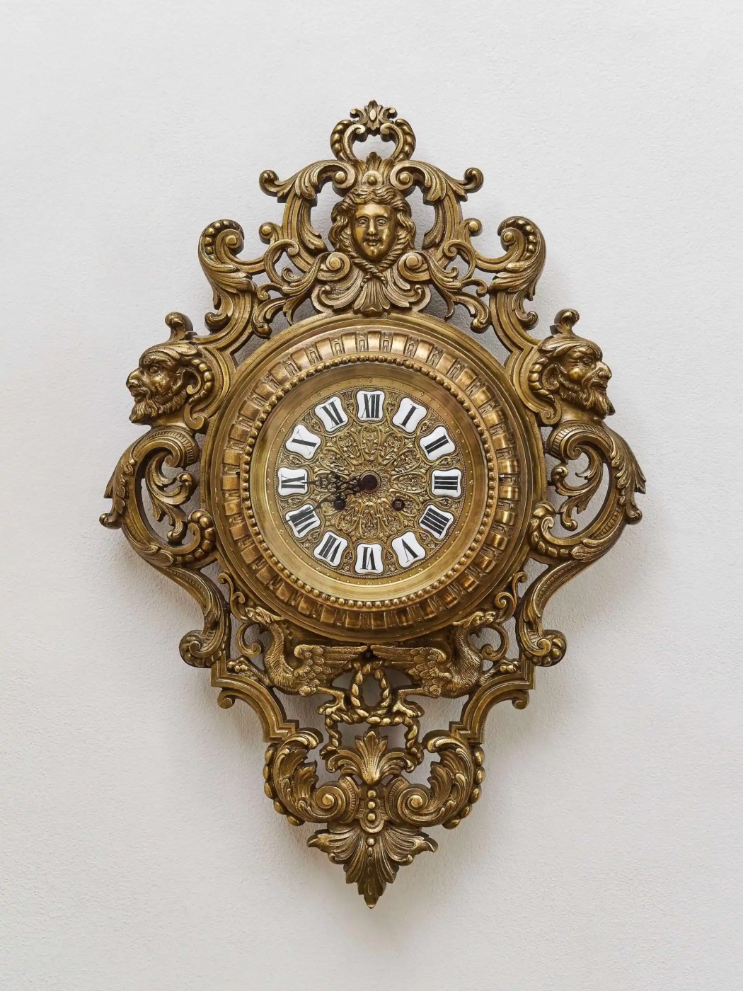 Luxusní nástěnné hodiny ve stylu baroka