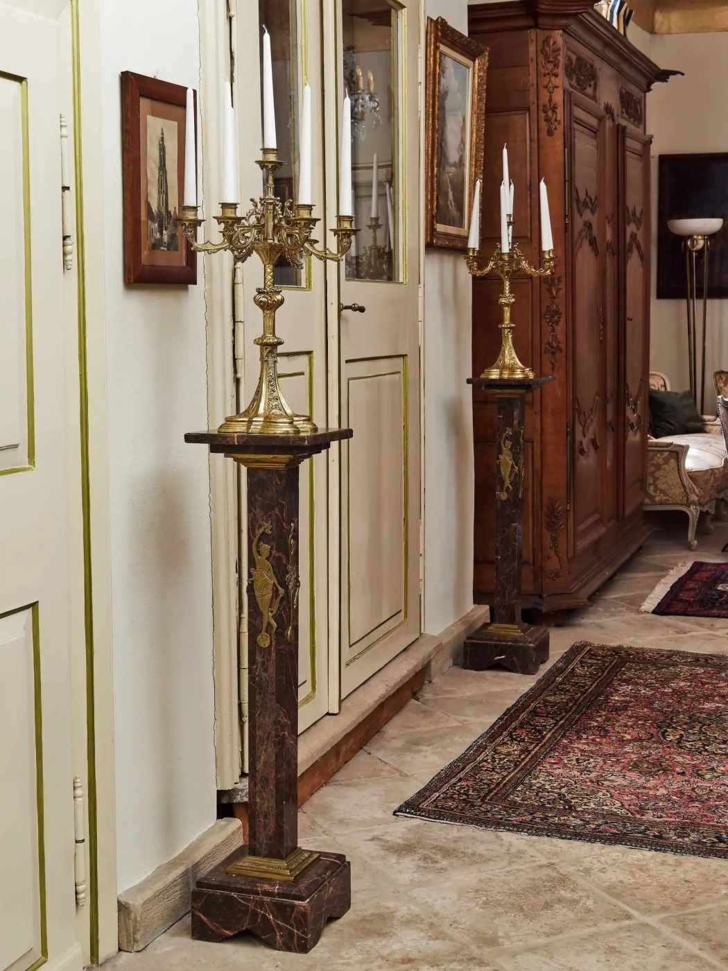 Párové podstavce z červeného mramoru s mosaznými aplikacemi v empírovém stylu