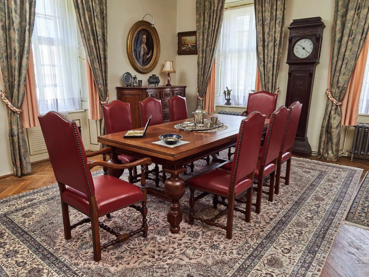 Velký rozkládací jídelní stůl z masivního dubu s kulovými nohami + sada 8 židlí zdarma – reservé