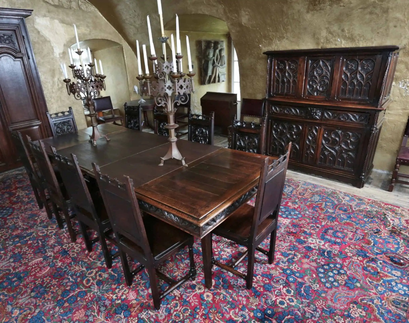 Unikátní novogotická jídelna velký stůl 10 židlí – reservé