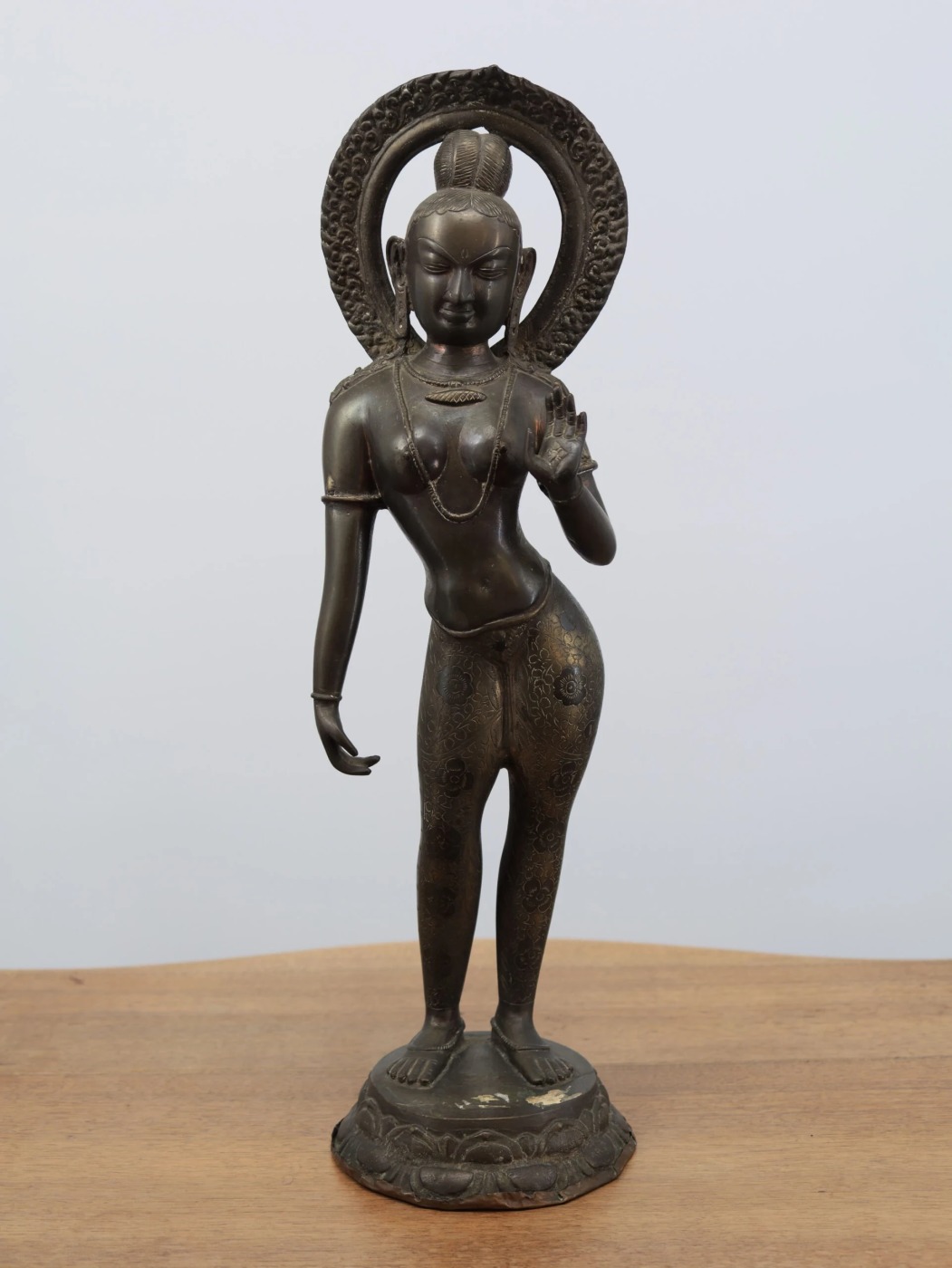 Bronzová chrámová socha na lotosovém podstavci, Indie