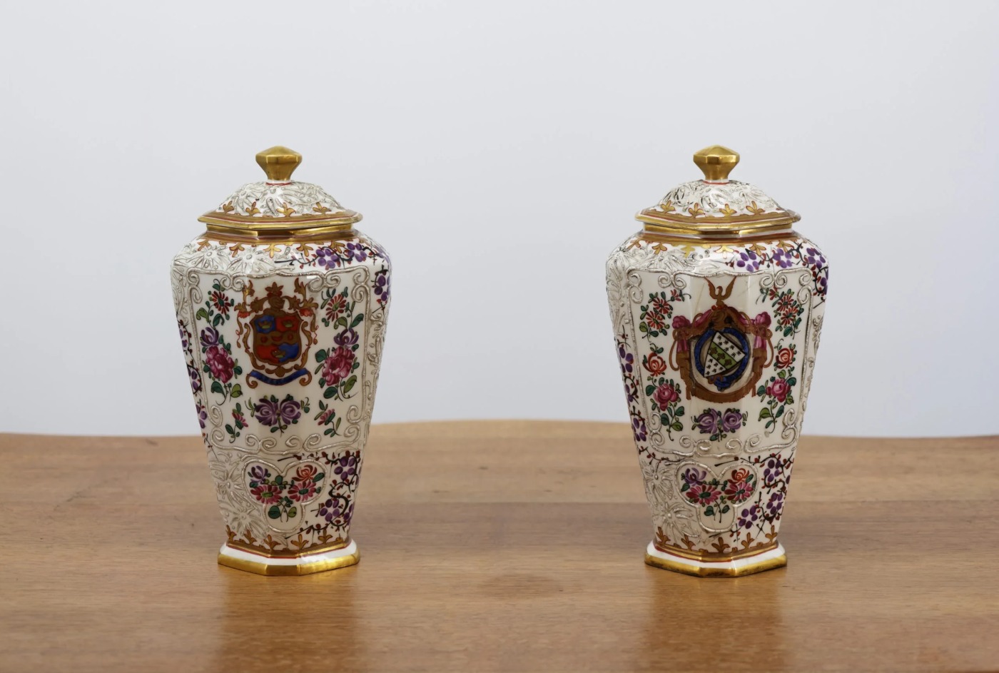 Párové porcelánové vázy s víky Samson, ručně malované, s erby