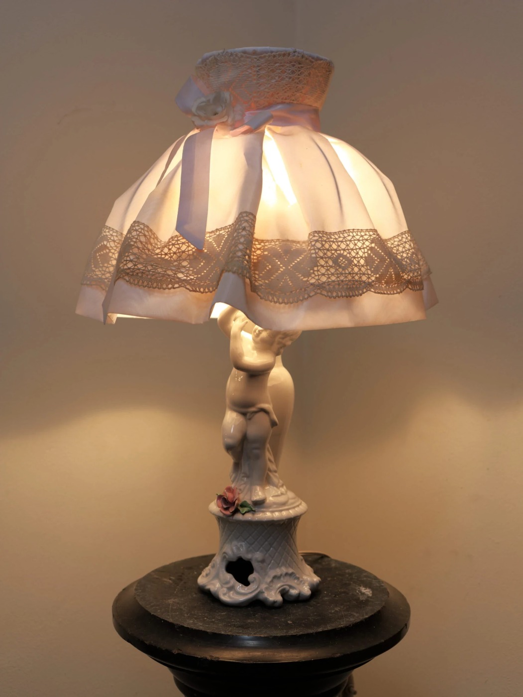 Italská porcelánová lampička s látkovým stínidlem