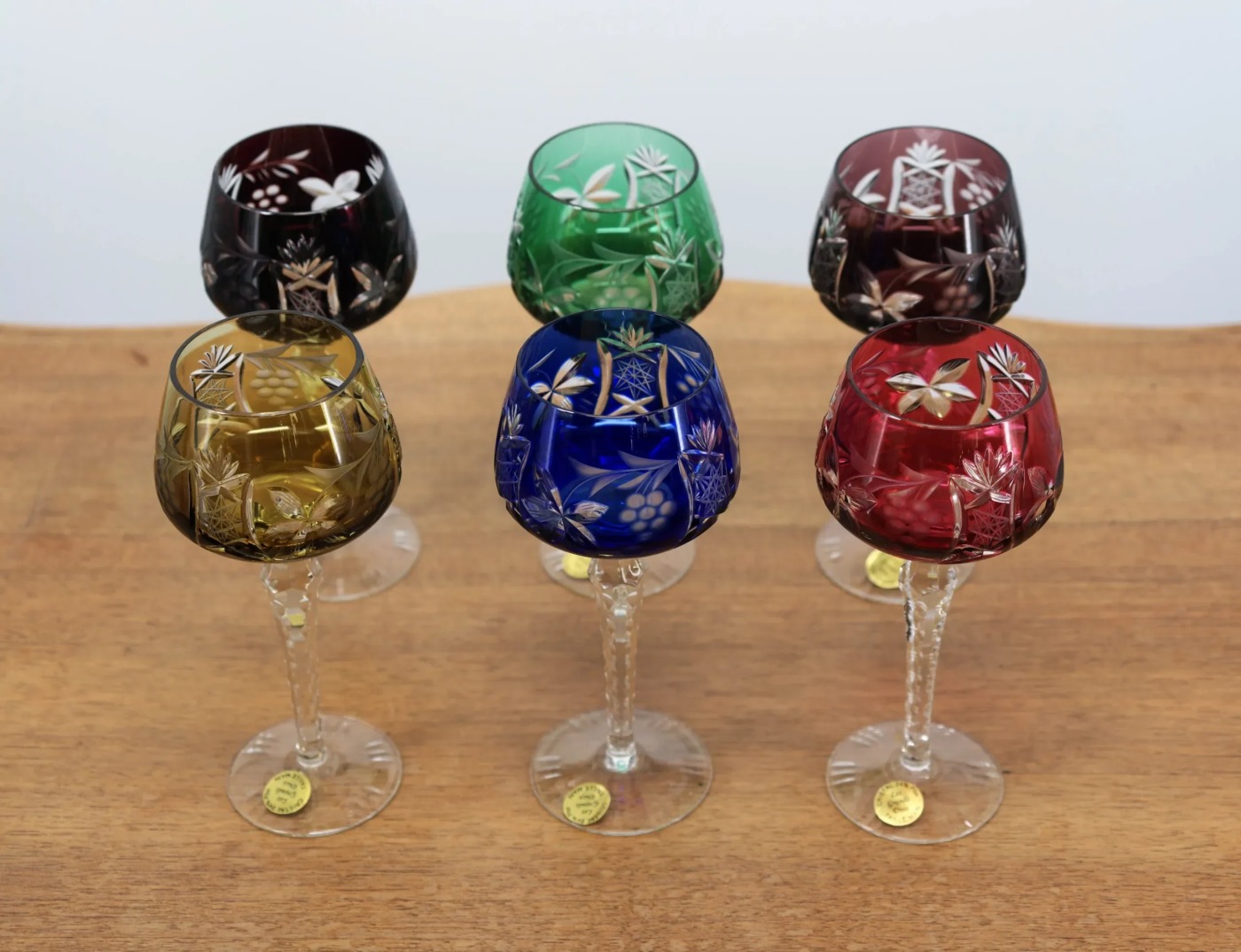 Set barevných křišťálových sklenic na víno