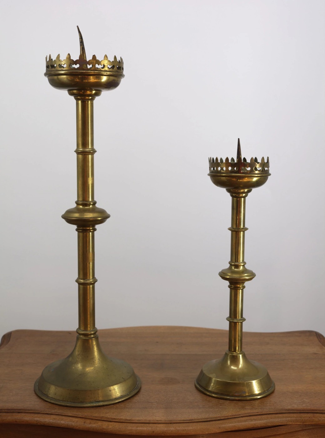 Párové neogotické svícny z mosazi