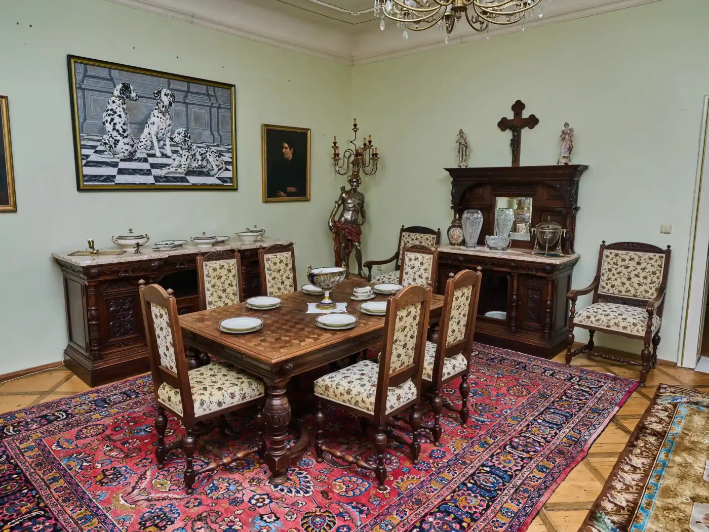 Neorenesanční jídelna ze zámku starožitná a unikátní