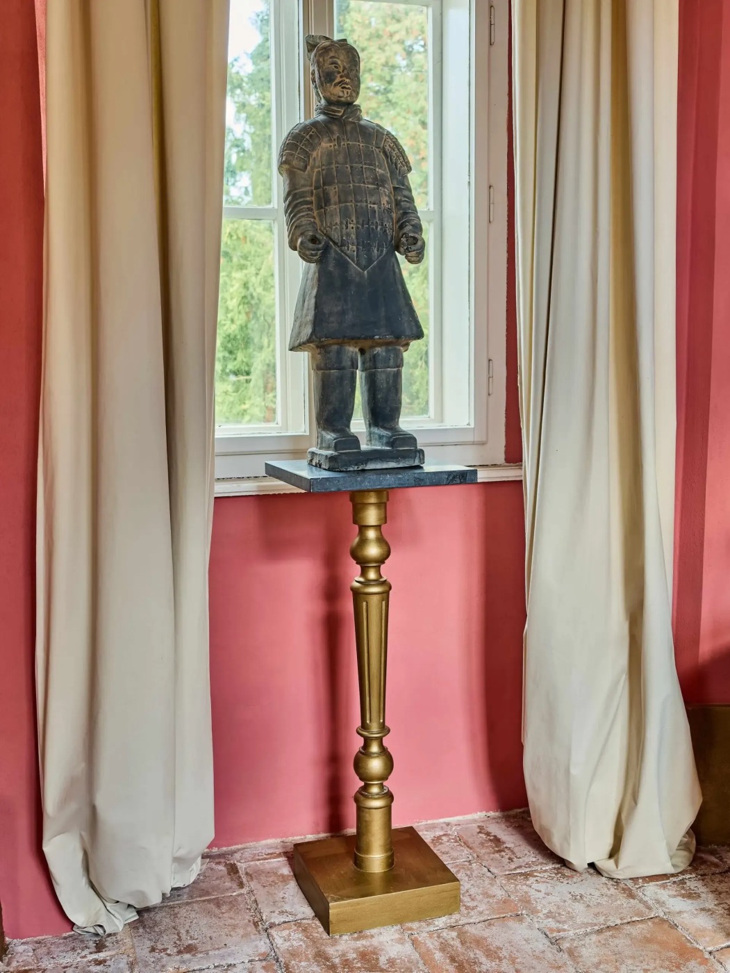 Podstavec s mramorovou deskou