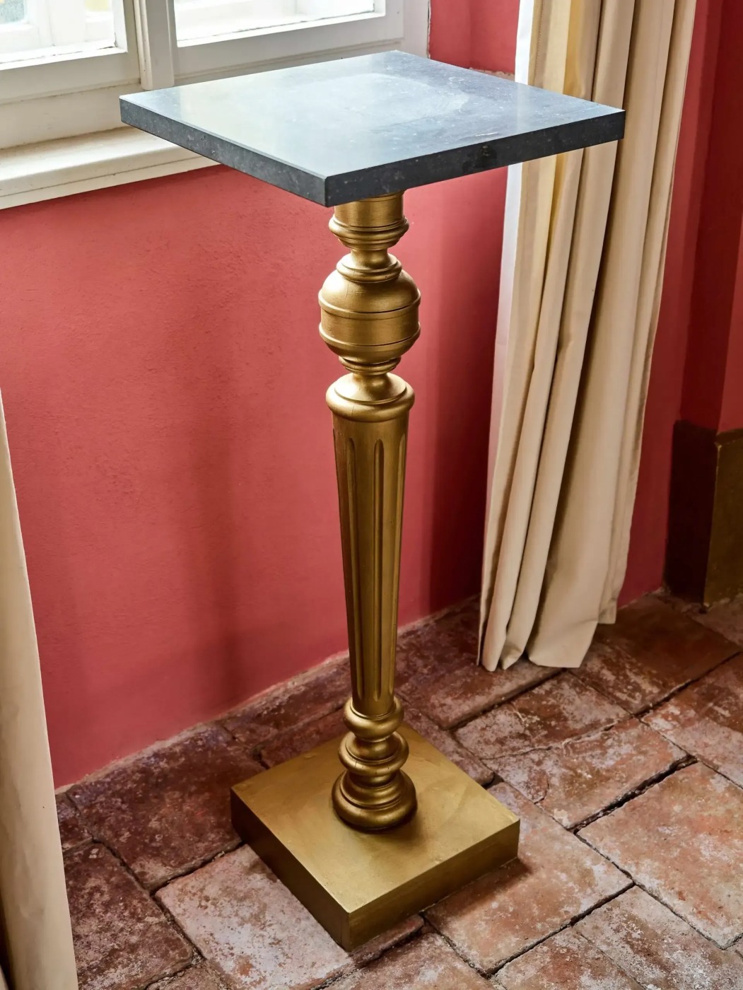 Podstavec s mramorovou deskou