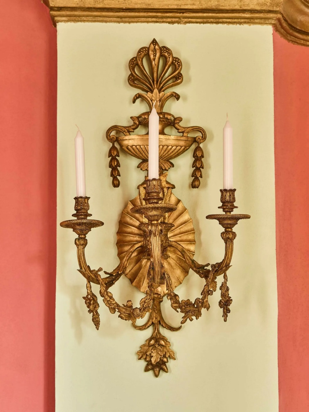 Soubor šesti monumentálních nástěnných aplik na svíčky