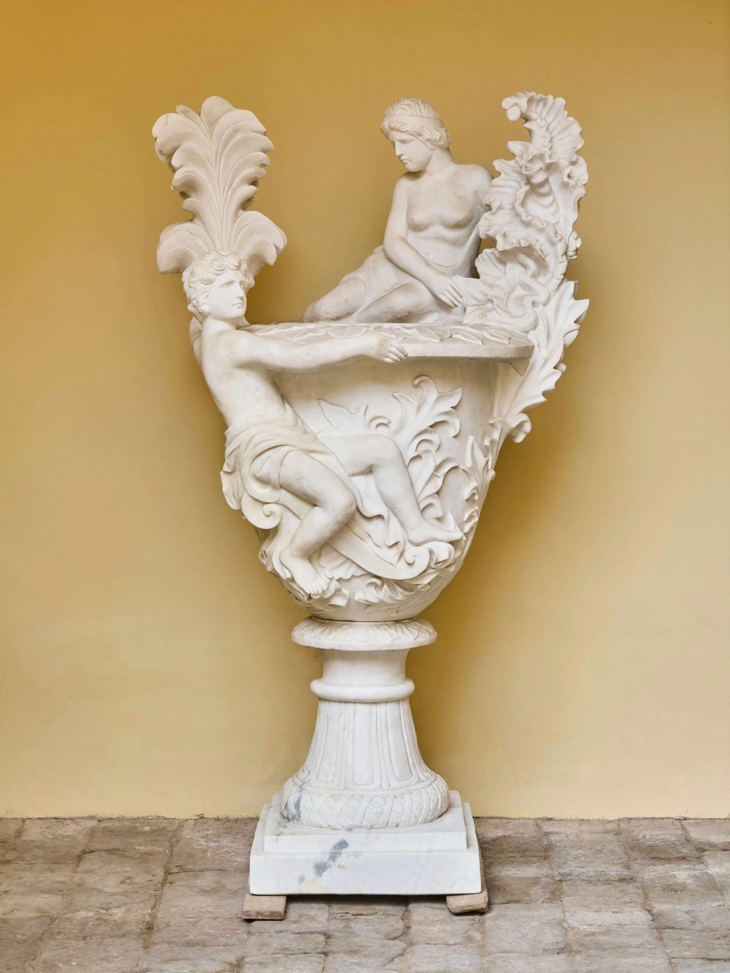 Monumentální klasicistní mramorová váza s figurální výzdobou