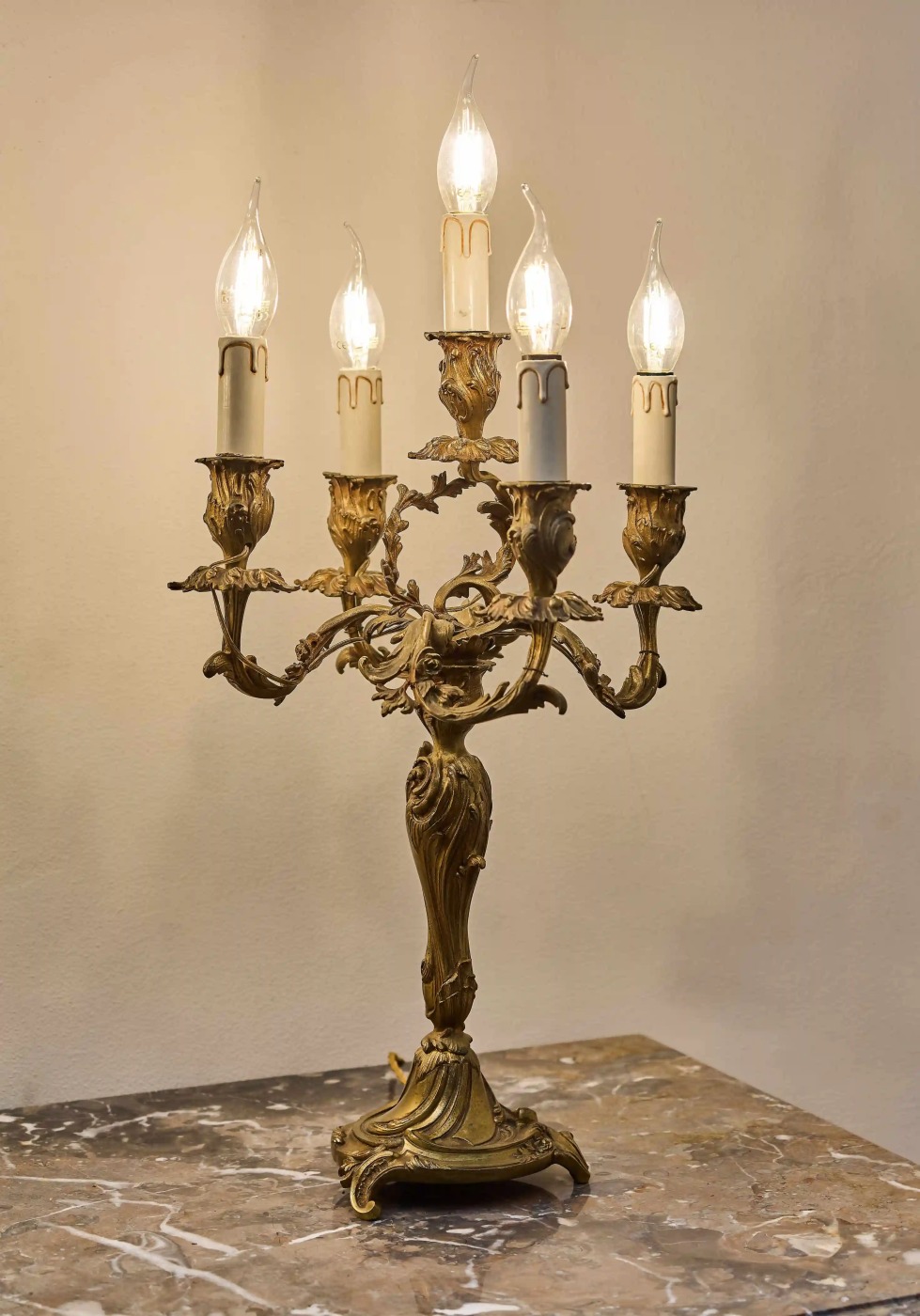 Párové bronzové svícny z 19. století – elektrifikované