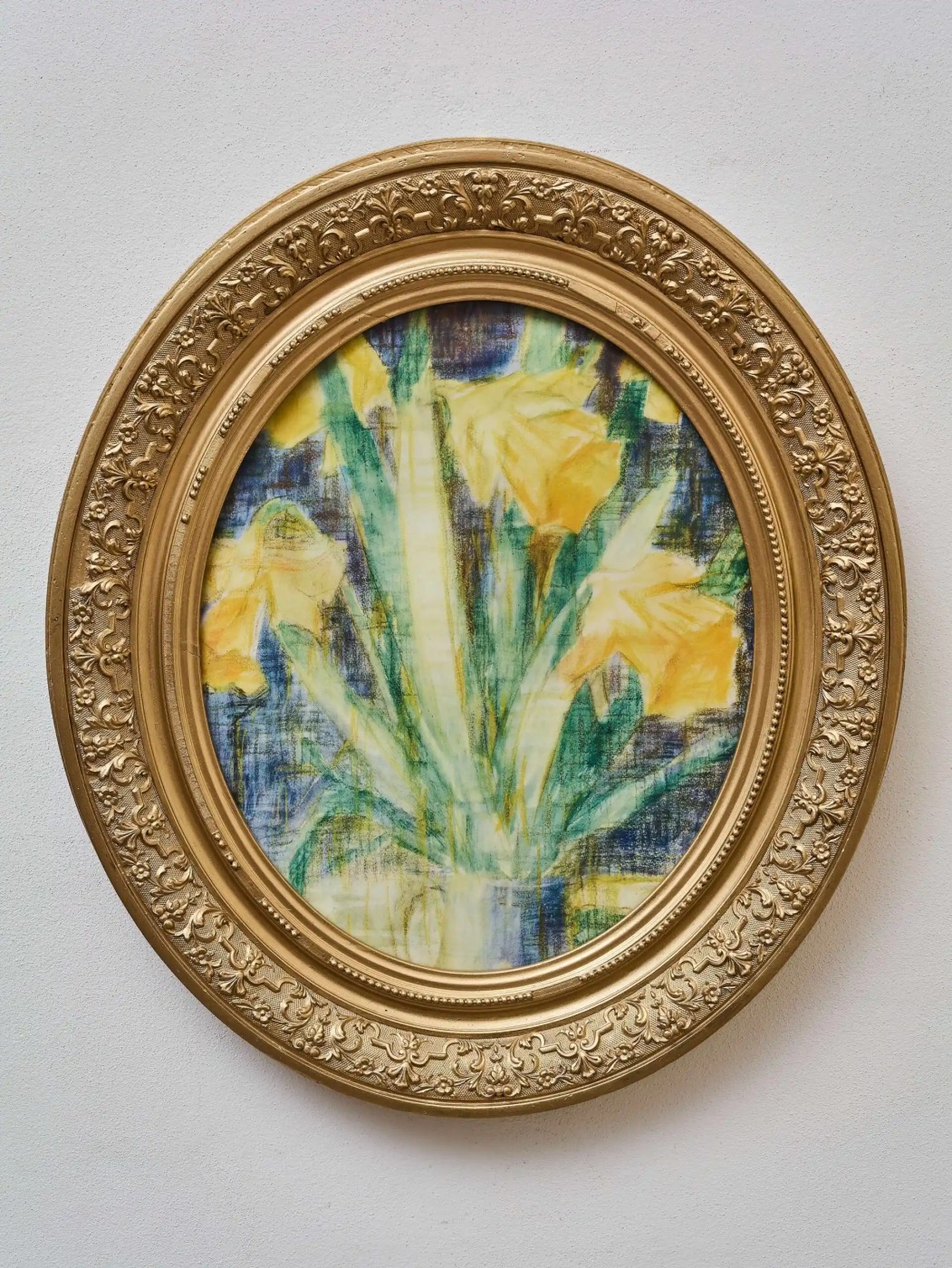 Nadčasový obraz s motivem žlutých narcisů v oválném rámu