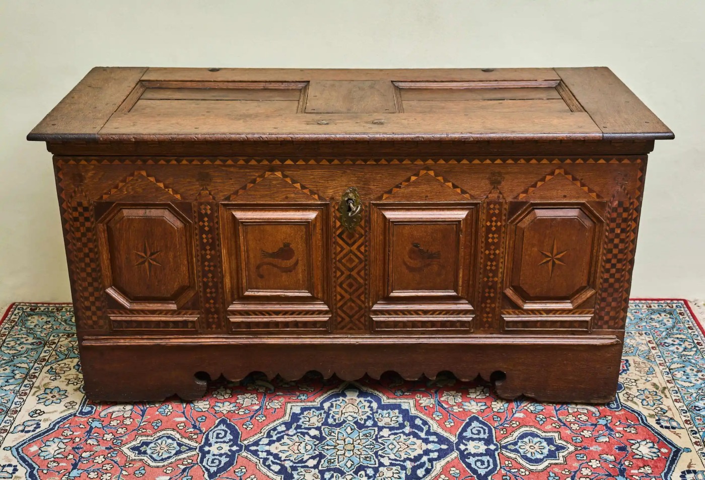 Intarzovaná dubová truhla z 18. století