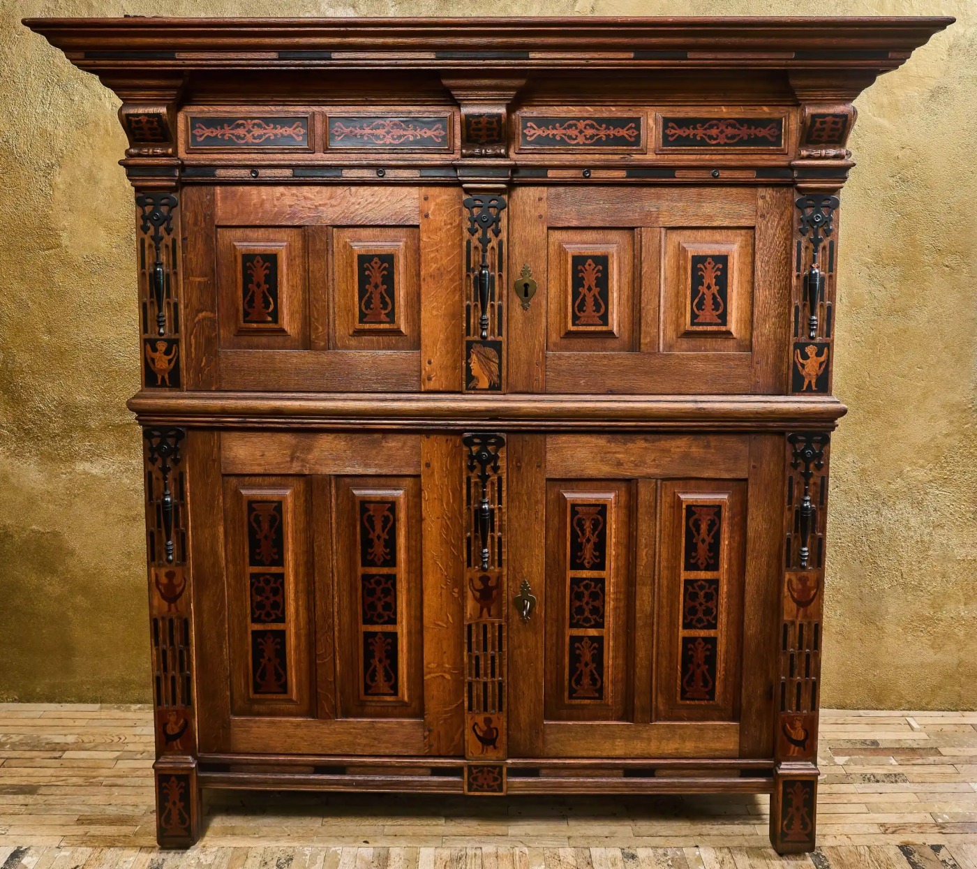 Holandská renesanční skříň („Beeldenkast“) ze 17. století