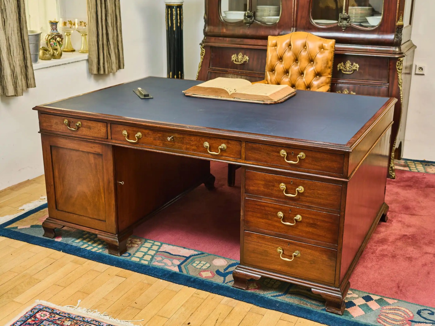 Velký anglický psací stůl. Oboustranný