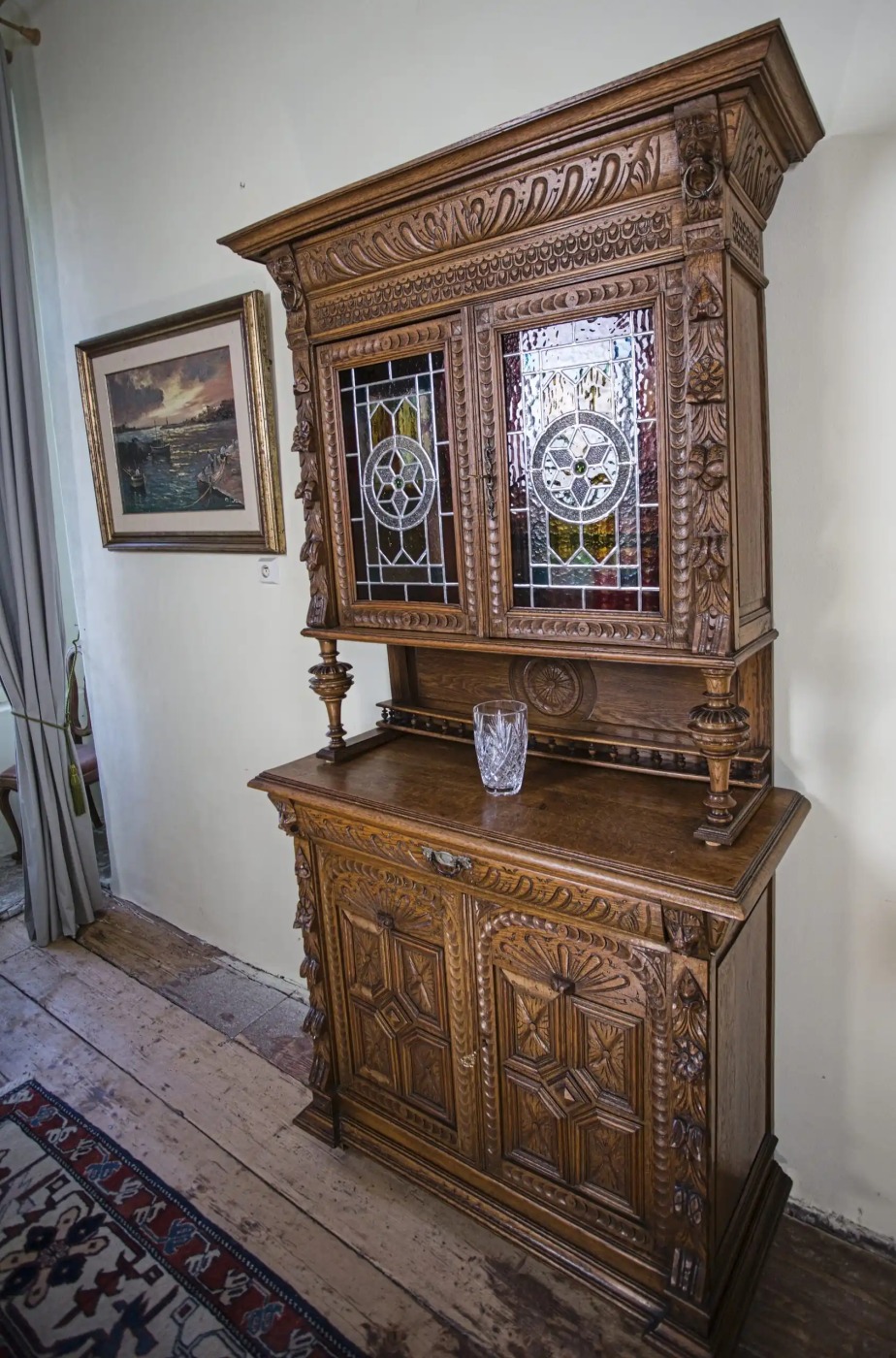 Neorenesanční skříň s vitráží