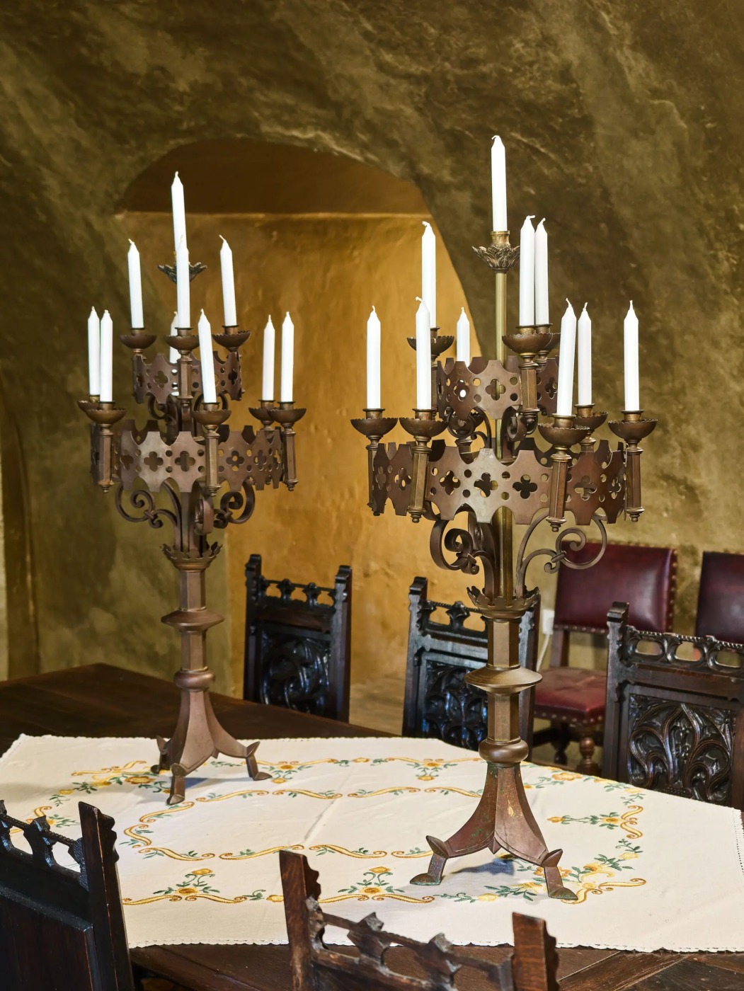 Monumentální párové neogotické bronzové svícny – výška 100 cm