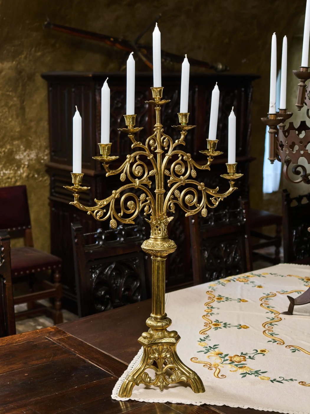 Párové neogotické mosazné svícny z 19. století – výška 81 cm