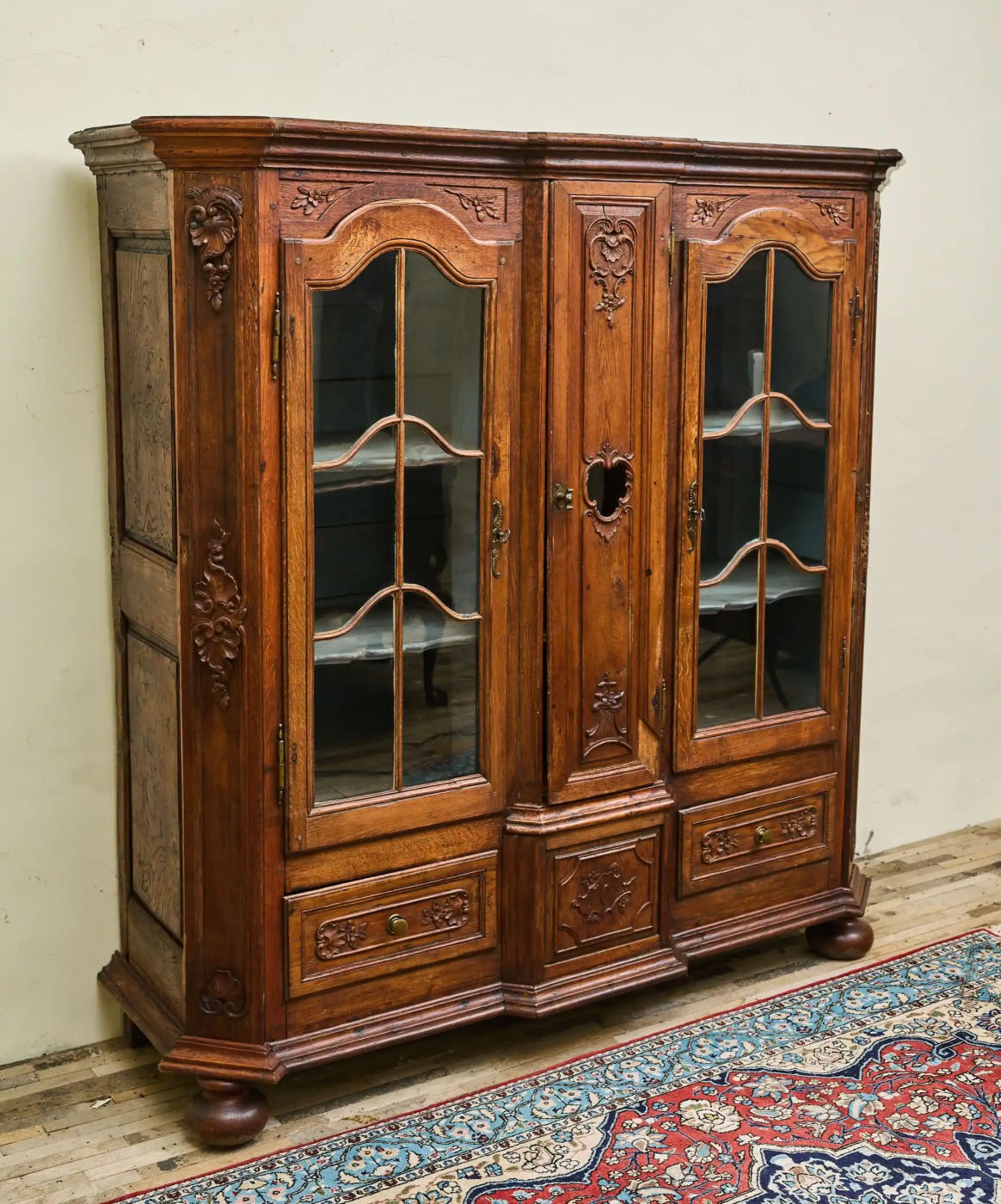 Vyřezávaná lutyšská dubová knihovna z 19. století