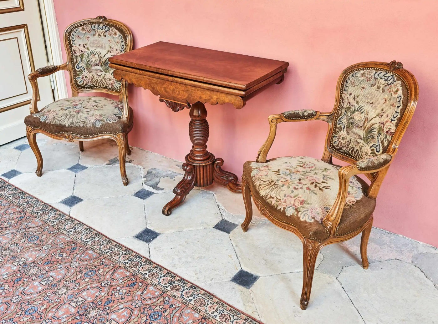 Párová rokoková křesílka s gobelínovým čalouněním 86,5 × 59 cm