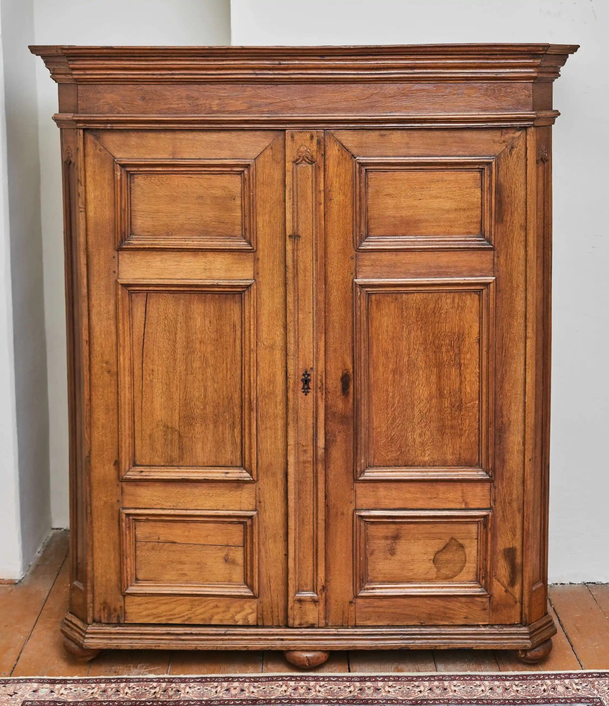 Starožitná dubová šatní skříň z 19. století