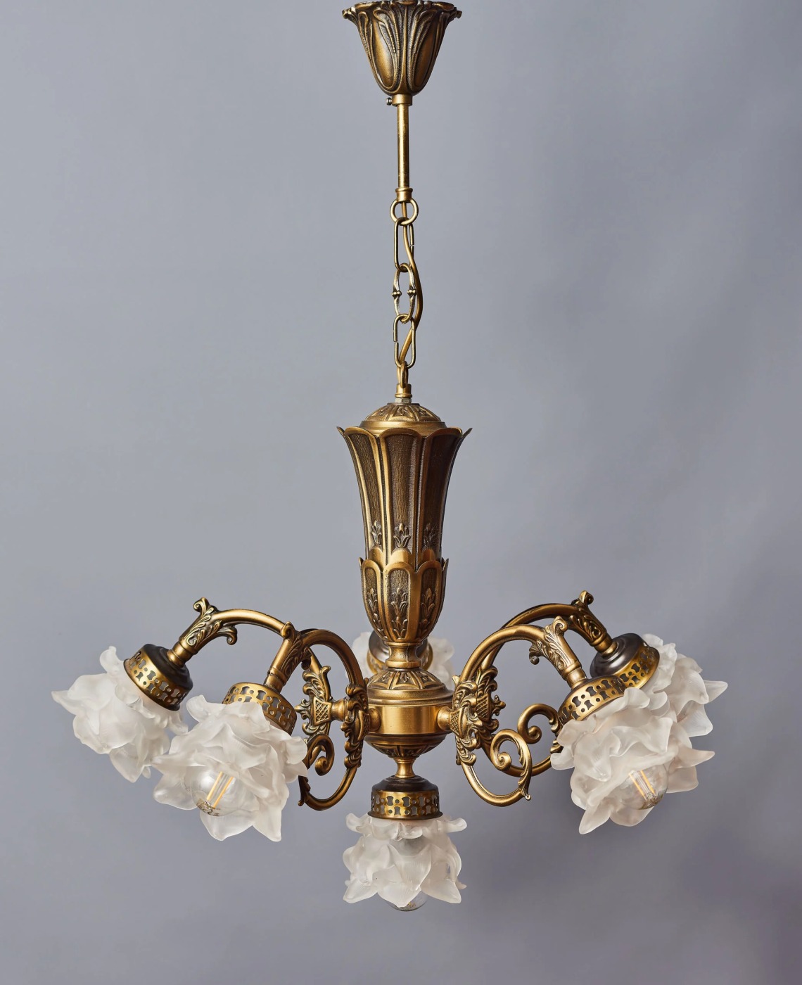 Mosazný lustr s květinovými stínidly, 6 ramen