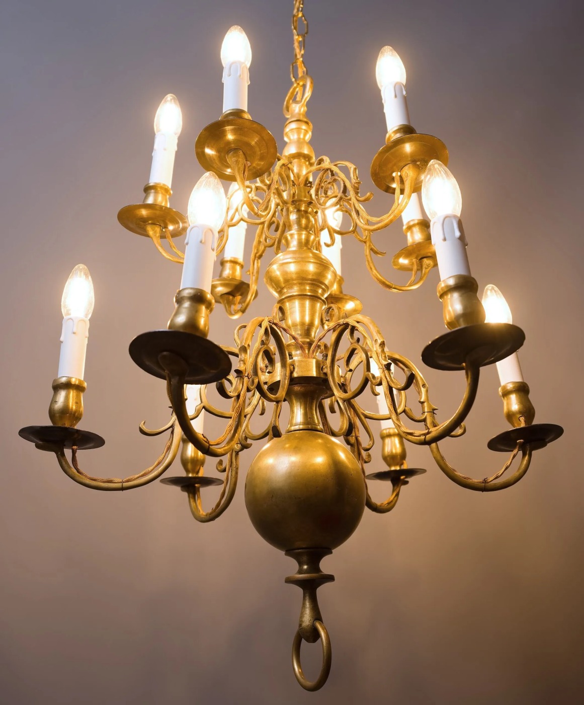 Dvanáctiramenný starožitný lustr z 18. století – holandský typ