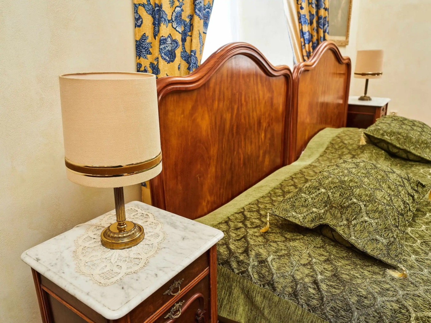 Vintage stolní lampičky na noční stolek