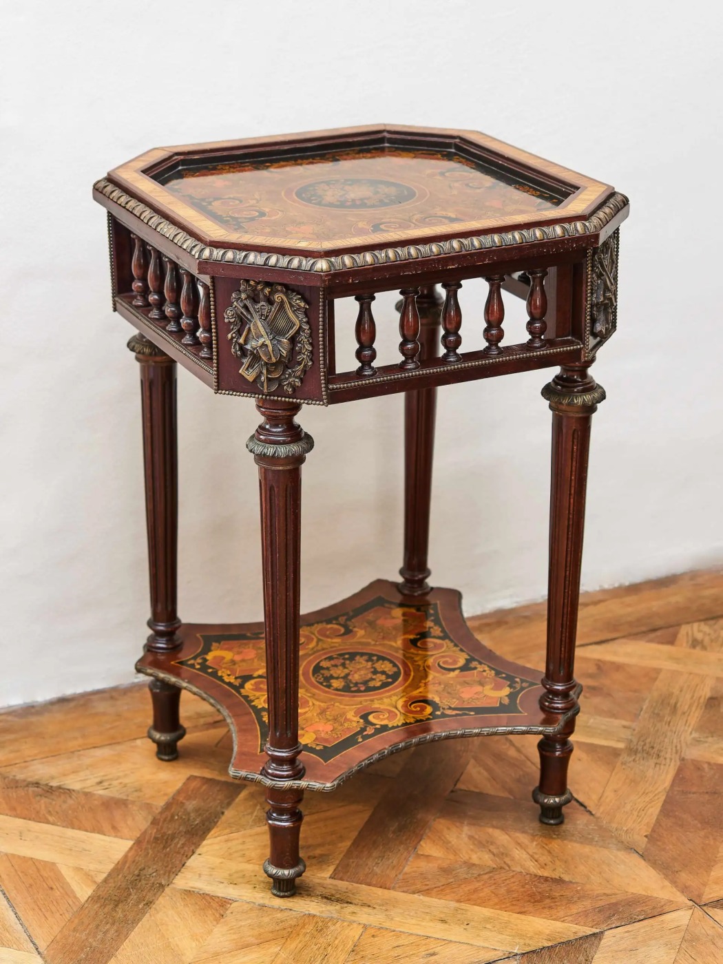 Neoklasicistní intarzovaný stolek