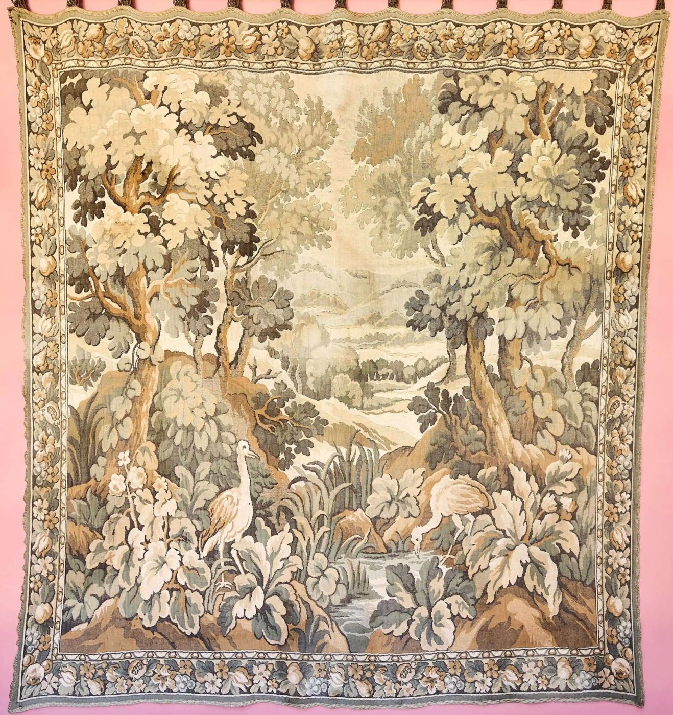 Nástěnná tapiserie s ptáky – gobelín s dřevěnou tyčí