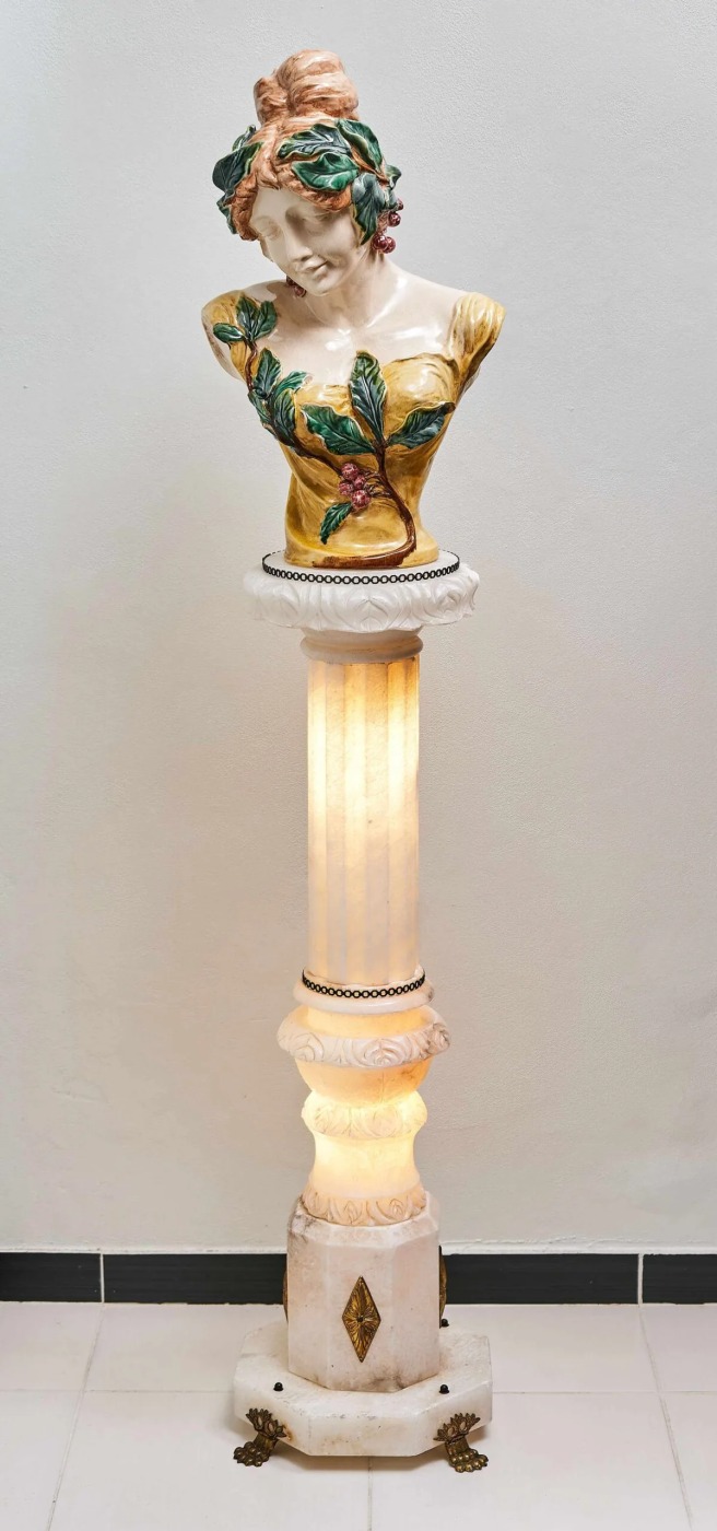 Alabastrový podstavec s osvětlením a mosaznými detaily