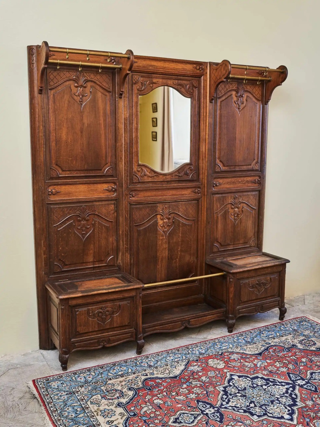 Starožitná neogotická věšáková stěna s lavicí