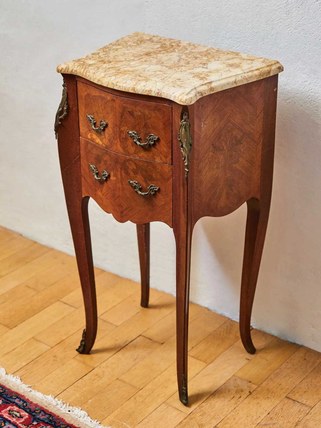 Intarzovaná komodka s vrchní mramorovou deskou