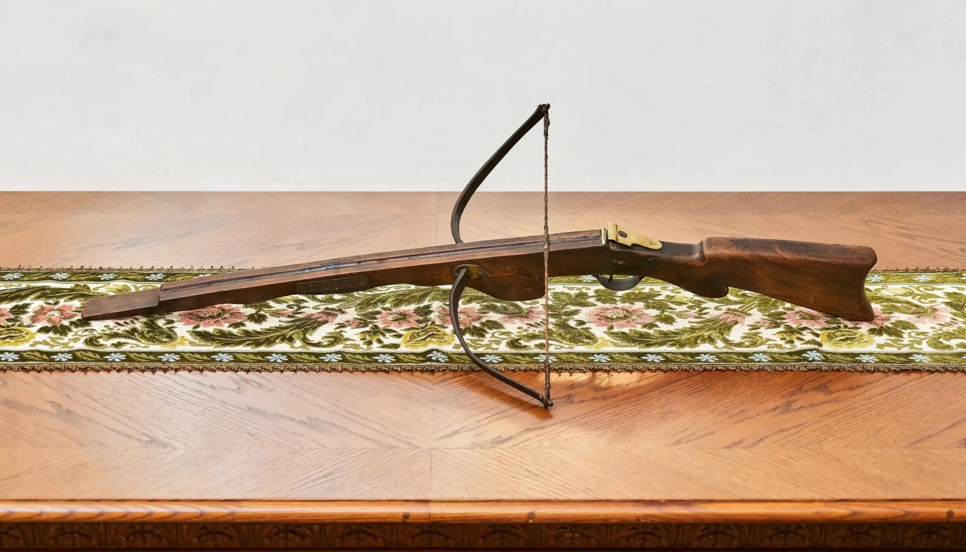 Historická kuše s mosazným mechanismem